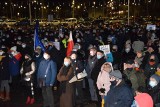 Demonstracja świętokrzyskiego Komitetu Obrony Demokracji w Kielcach. Chcą zawetowania ustawy "lex TVN" . Zobaczcie zdjęcia