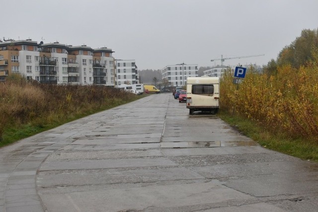 Problem z parkowaniem na Jasieniu. W ciągu jednego dnia straż miejska założyła 28 blokad i wystawiła 24 mandaty. Znaku na zdjęciu już nie ma, przyczepy również, ale samochody nadal parkują na jednym z pasów ruchu