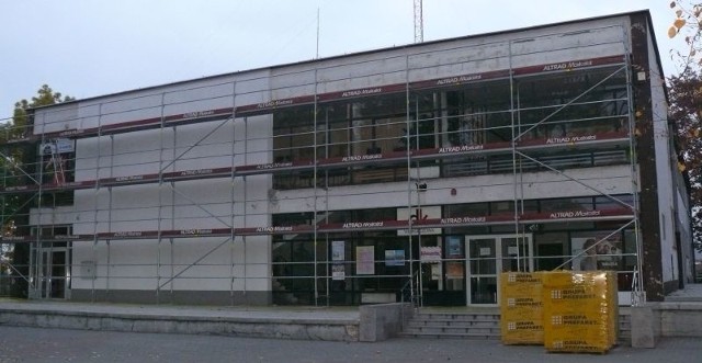 W tym tygodniu rozpoczął się remont elewacji włoszczowskiego Domu Kultury.
