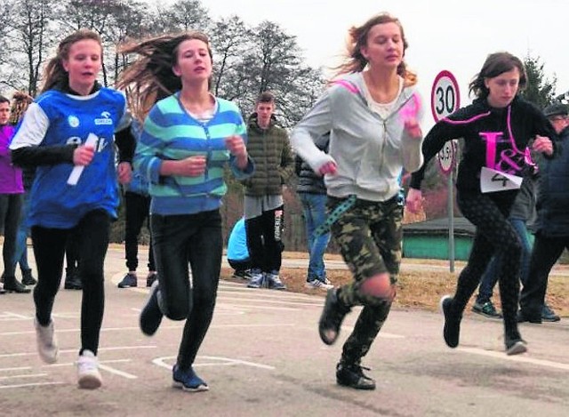 Uczniowie gimnazjów i  szkół średnich  powiatu kazimierskiego rywalizowali w biegach na trasie  wokół zbiornika na Małoszówce