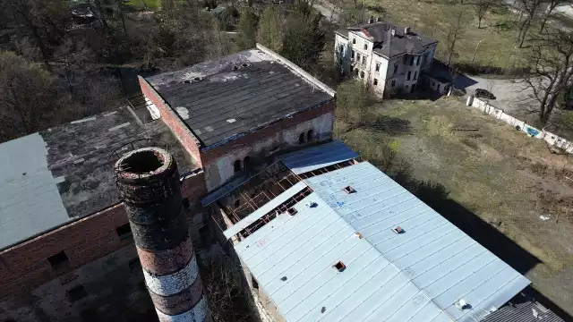 Ogromne, industrialne ruiny u podnóża Ślęży. Zobaczcie je z lotu drona, a także ich mroczne wnętrza