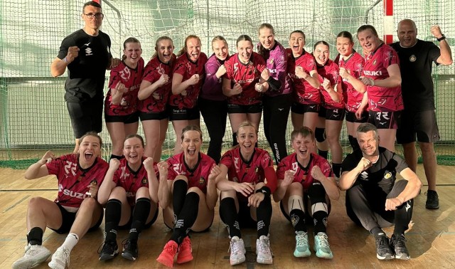 Piłkarki ręczne Suzuki Korony Handball Kielce w ostatnim w tym sezonie meczu Ligi Centralnej Kobiet wygrały na wyjeździe z Handball Warszawa 24:23 (13:11).