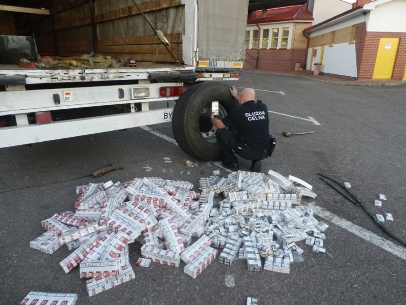 Kontrabanda w kołach tira. Przemyt papierosów na 140 tys. zł (zdjęcia)