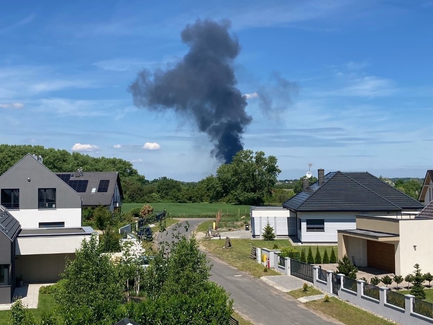 Wielki pożar w Stobnie. Płonie stacja demontażu pojazdów. ZDJĘCIA