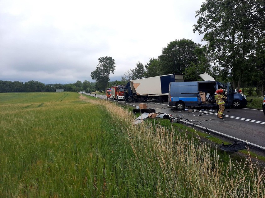 Poważny wypadek na drodze krajowej nr 20 koło Bytowa. Na miejscu Lotnicze Pogotowie Ratunkowe [ZDJĘCIA]