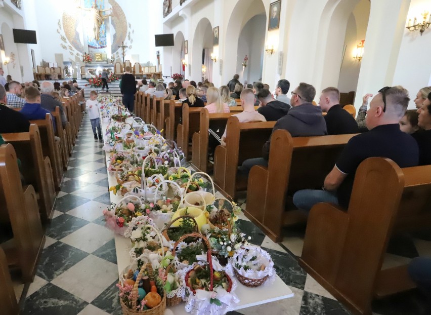 Tradycyjne święcenie pokarmów w parafii świętego Stefana w Radomiu. Zobacz zdjęcia 