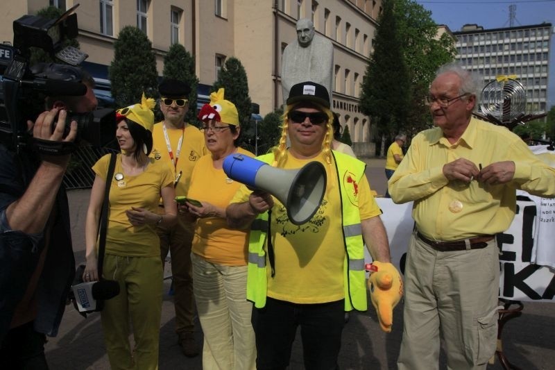 Żółta Alternatywa żąda uwolnienia kaczki! Happening w pasażu Schillera