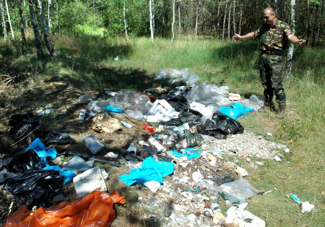 Leśnicy od wielu lat zmagają się z problemem wywożenia śmieci do lasu. Usuwanie zanieczyszczeń to dla lasów potężne wydatki.