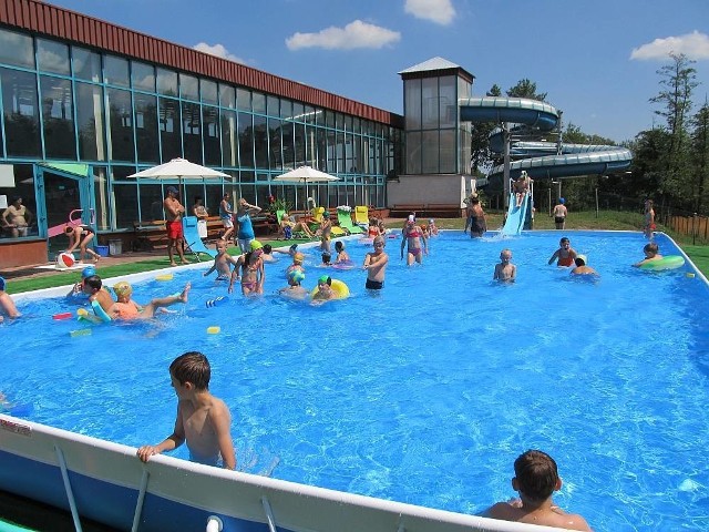 Odkryty basen w Połańcu działa od kilku dni i jest hitem wśród najmłodszych. Godzina zabawy kosztuje tutaj 4 złote, każda kolejna to tylko złotówka.