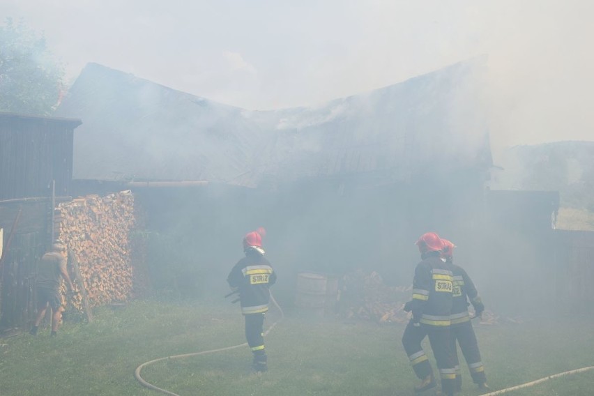 Pożar w Ostojowie. Spaliła się drewniana stodoła. Ogień gasiły cztery zastępy
