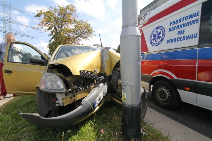 Wypadek na Popowickiej. Toyota uderzyła w słup