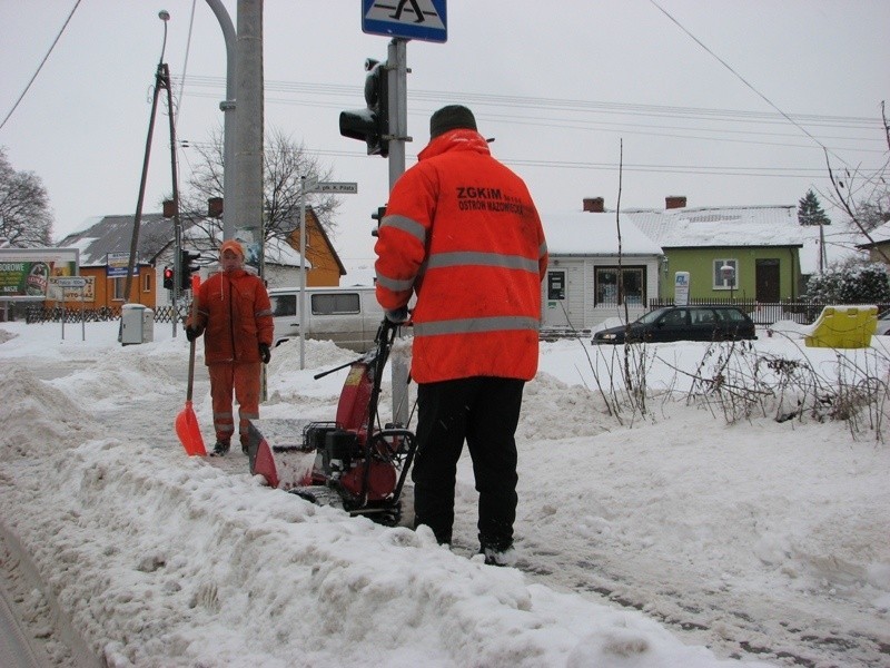 Paraliz Ostrowi. Śnieg daje sie we znaki kazdemu.