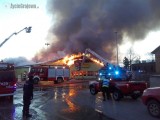 Pożar Biedronki w Rajgrodzie. Kilkanaście zastępów straży pożarnej walczyło z ogniem (zdjęcia, wideo)