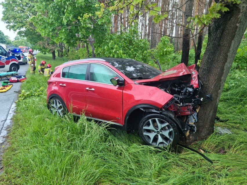 Kia sportage po zderzeniu się z drzewem na drodze krajowej...