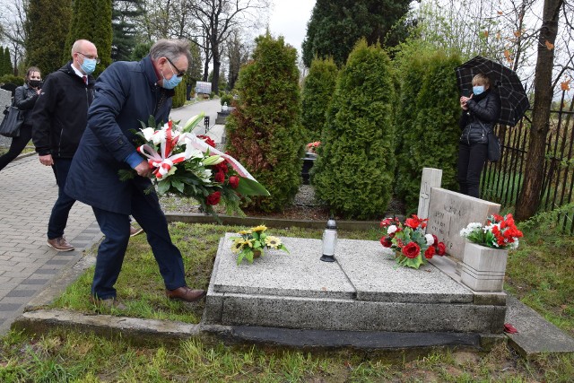 Wiązankę na grobie Leona Woźnicy złożyli Antoni Konopka z zarządu województwa i dr Paweł Szymkowicz
