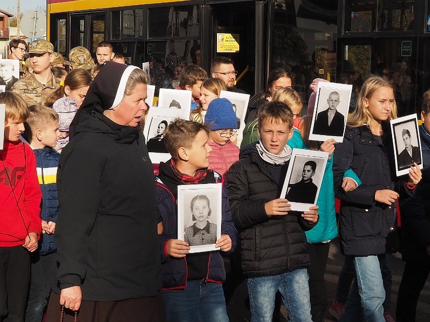 Pamięć o dzieciach z obozu przy przemysłowej. Procesja pamięci przeszła do Pomnika Złamanego Serca