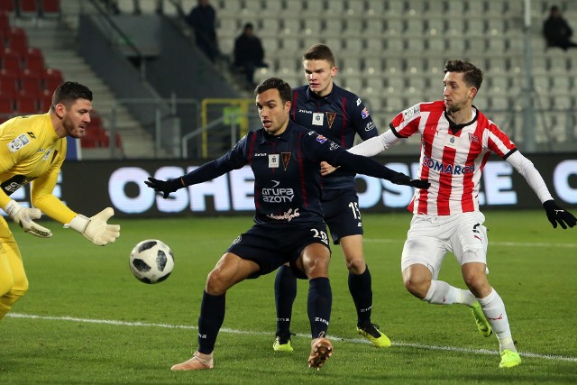 Defensywny pomocnik Pogoni Szczecin Tomas Podstawski (nr 28) w akcji.