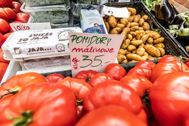 Tyle kosztowały pomidory malinowe w marcu 2022 roku w Krakowie. W kolejnych miesiącach prawdopodobnie zapłacimy więcej. Już teraz w marketach cena wynosi 25 zł/kg.