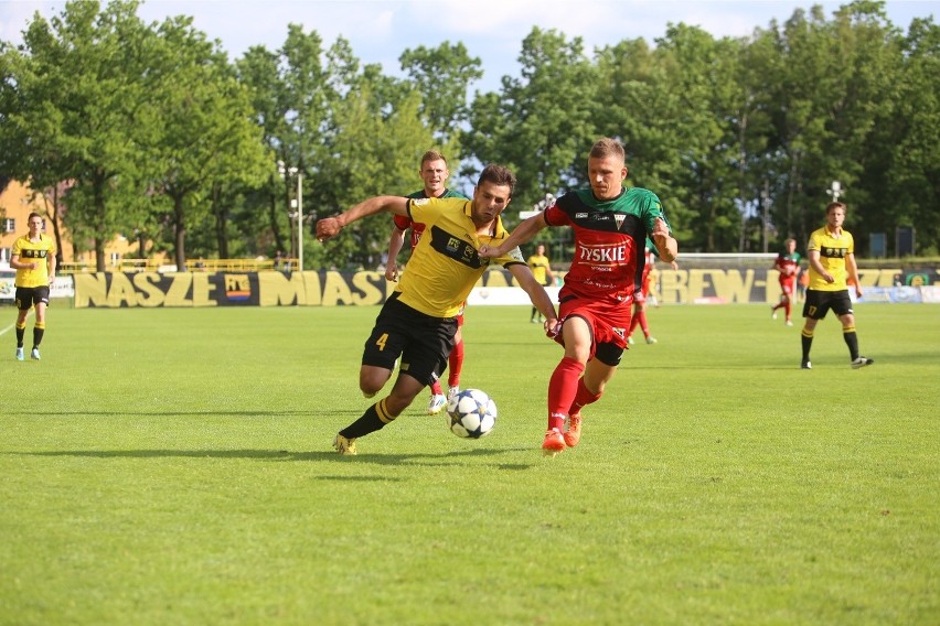 Alan Czerwiński (z lewej) w meczu z GKS Tychy