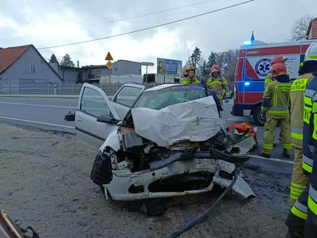 Na ul. Krotoszyńskiej w Lutogniewie doszło do czołowego zderzenia samochodu osobowego z ciężarowym. Osobówka była mocno zdeformowana, a jej kierowca trafił do szpitala