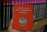 Politycy majstrują przy konstytucji, choć z reguły jej prawie nie znają