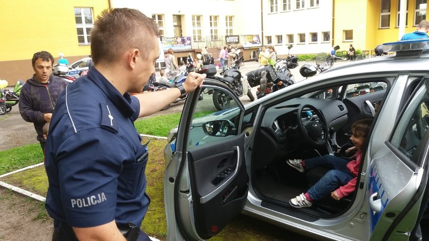 Festyny rodzinne w powiecie oświęcimskim z policjantami
