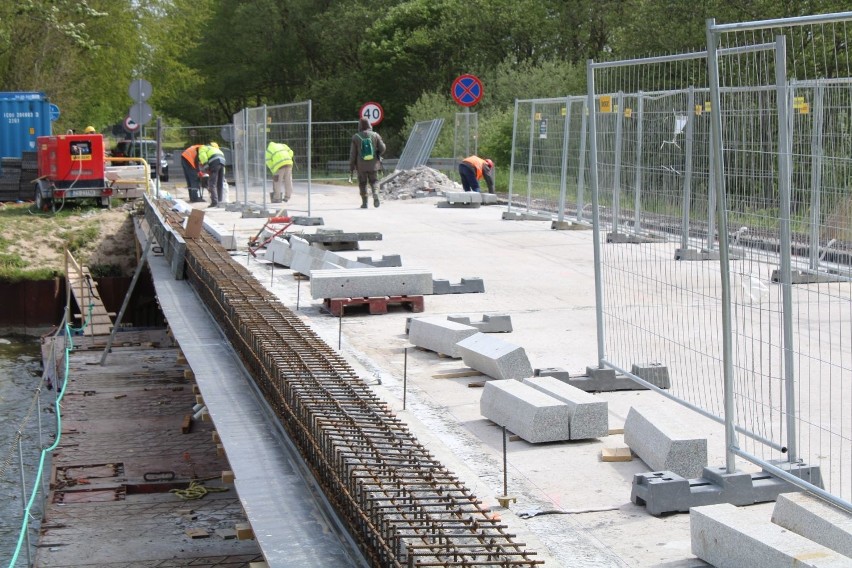 Trwają prace przy remoncie mostu na Kanale Jamneńskim.