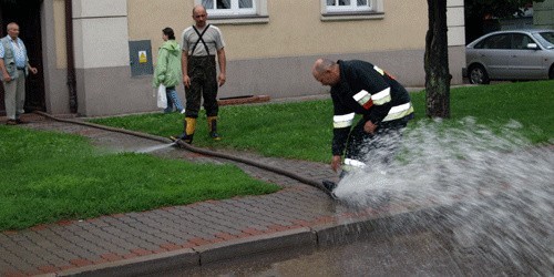 W budynkach przy ulicy Toruńskiej w Szczecinku woda zalała wszystkie piwnice. Strażacy wypompowywali ją przez cały weekend. 