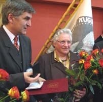 Bogdan Dyjuk i Helena Zalewska z komitetu wspierającego budowę obwodnicy odebrali wczoraj "Medal za Zasługi dla Augustowa".