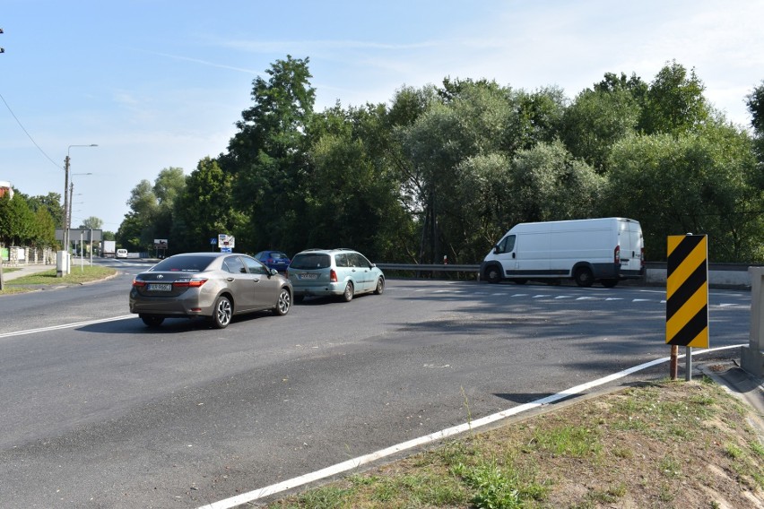 Skrzyżowanie z ul. Gubińską. W godzinach szczytu trudno...