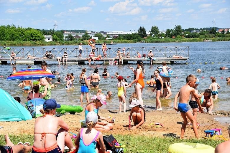 Biała flaga na plaży miejskiej w Dojlidach. Można już korzystać z kąpieli pod nadzorem ratowników (zdjęcia)