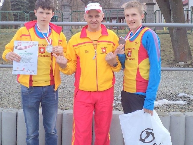 Medaliści mistrzostw Polski w biegach górskich - z lewej Mateusz Wróbel, z prawej Damian Sator. W środku ich trener Zdzisław Perepiczko. 