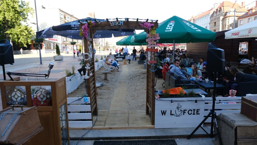 Plaża kawiarni „W Lufcie” już działa na bytomskim Rynku....