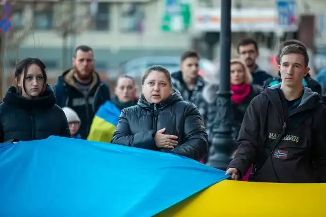 24 lutego, w drugą rocznicę rosyjskiej agresji na Ukrainę, w Słupsku odbyła się demonstracja antywojenna. Na placu pod słupskim ratuszem zebrało się ponad sto osób. Uczestnicy antywojennej demonstracji odśpiewali hymn Ukrainy. Było wzruszająco, a Polacy i Ukraińcy wspólnie pragnęli tylko jednego: zwycięskiego zakończenia wojny.