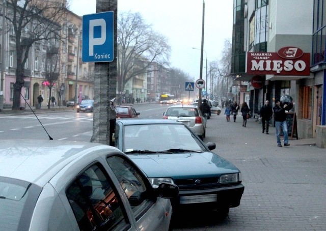 Kierowcy nie mogą zrozumieć, że parkowanie na tym odcinku ulicy Żeromskiego za znakiem jest niezgodne z przepisami. Unikając opłaty za parkowanie nie unikną mandatu.
