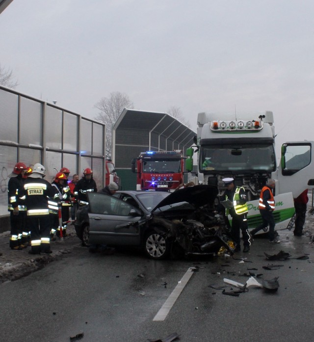 Wypadek w Orzeszu: Kobieta wjechała pod TIRa