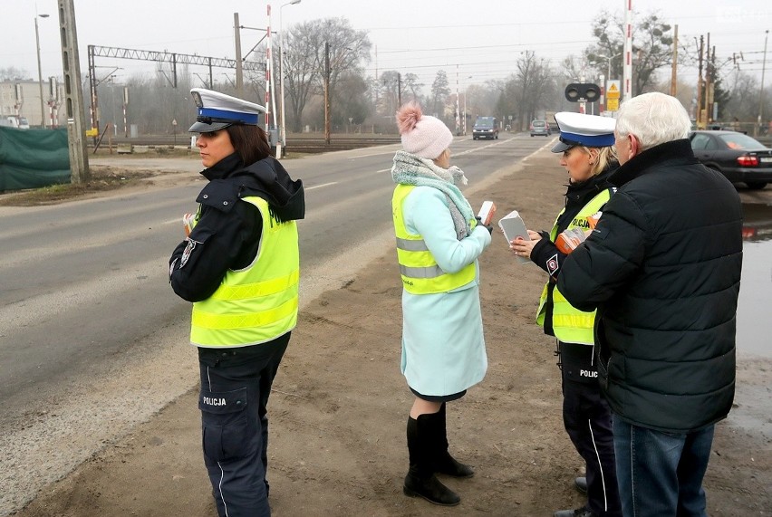 Niebezpiecznie na przejazdach kolejowych. Akcja szczecińskich służb [ZDJĘCIA, WIDEO]