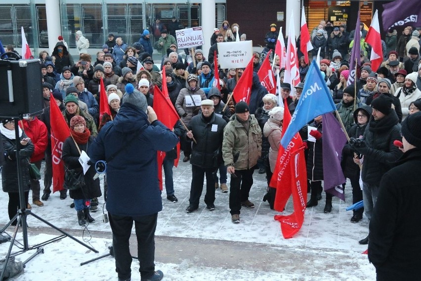 Protest w Kielcach przeciwko rządowi: -  To już przechodzi wszelkie granice