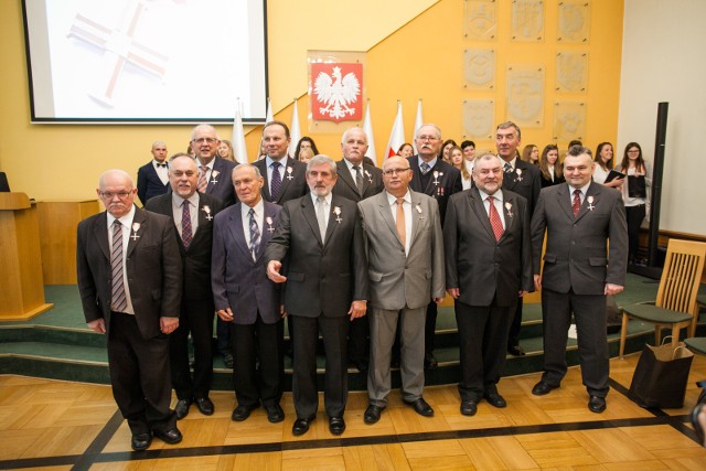 Uroczystość wręczenia Krzyży Wolności i Solidarności odbyła się w Opolskim Urzędzie Wojewódzkim w Sali im. Lecha Kaczyńskiego.