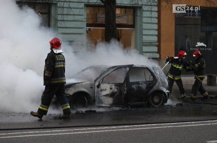 Pożar na Wojska Polskiego w Szczecinie. Samochód stanął w ogniu [ZDJĘCIA, WIDEO]