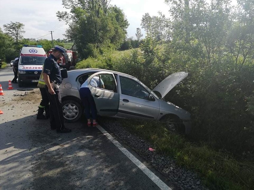 Wypadek Korzenna. Samochód osobowy wypadł z drogi. Jedna osoba trafiła do szpitala [ZDJĘCIA]