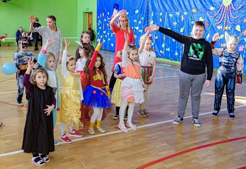 Bal w Szkole Podstawowej w Suchej Koszalińskiej połączony z akcją charytatywną [zdjęcia]