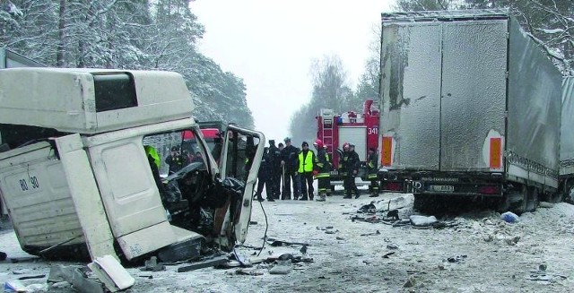 Luty 2010. Zderzenie dwóch samochodów na ósemce w okolicach Suwałk. Kierowcy przeżyli cudem. Obaj w stanie ciężkim trafili do szpitala.