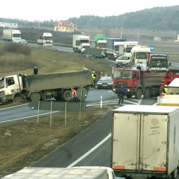 W Chęcinach kierowca ciężarowego dafa usiłował zawrócić, kiedy pękł przewód hamulcowy. Ciężarówka wylądowała w rowie.