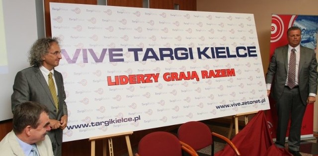 Liderzy grają razem - pod takim hasłem odbyło się wczoraj podpisanie umowy między Targami Kielce (z lewej ich prezes Andrzej Mochoń) i Vive Kielce (z prawej prezes klubu Bertus Servaas.