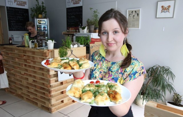Ilona Misiak z Pysznego Pudełka, znajdującego się przy ulicy Wesołej 39 w Kielcach, prezentuje talerzświeżych, produkowanych na bieżąco pierogów - tego dania w menu nigdy nie może zabraknąć.