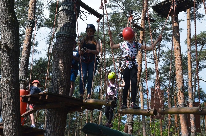 Majówka nad ziemią i w jeziorze. Emocje w parku linowym i wypoczynek na plaży