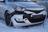 Groźny wypadek w Gnieźnie. Samochód osobowy zderzył się z dostawczym. Jedna osoba jest poszkodowana