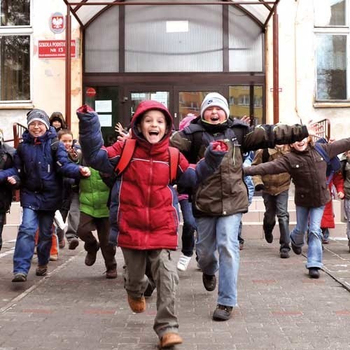 Uczniowie III klasy ze szkoły podstawowej przy ul. Rzemieślniczej w Koszalinie nie kryli w piątek radości z rozpoczynającej się dwutygodniowej laby.