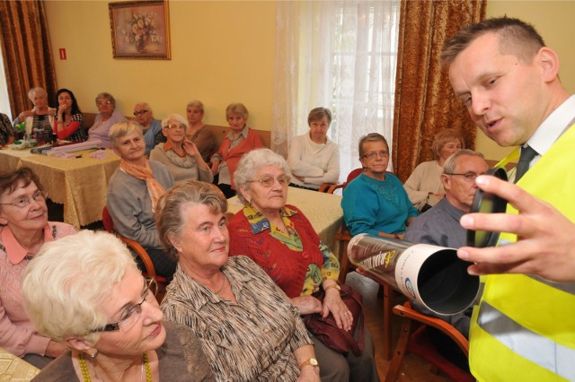 Także seniorom warto przypomnieć, że kamizelki odblaskowe mogą uratować życie